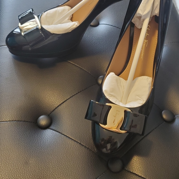 Salvatore ferragamo black leather pumps - Picture 1 of 2